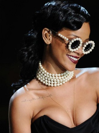 Rihanna Tornou-se a primeira artista no anos 2000 a ter 10 musicas no topo da parada pop songs